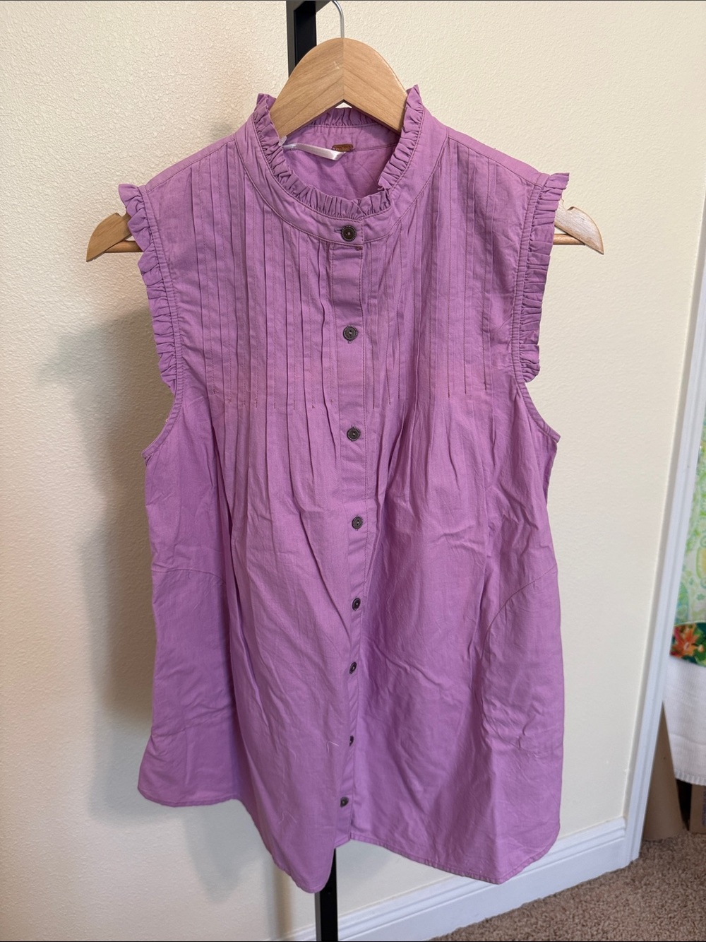 Free people 💗Sleeveless Ruffled Neck Button-Front Top - Lavender